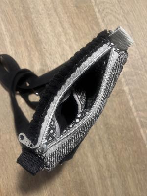 "Flickenwerk I mit Tasche" - SCHWARZ-CREME